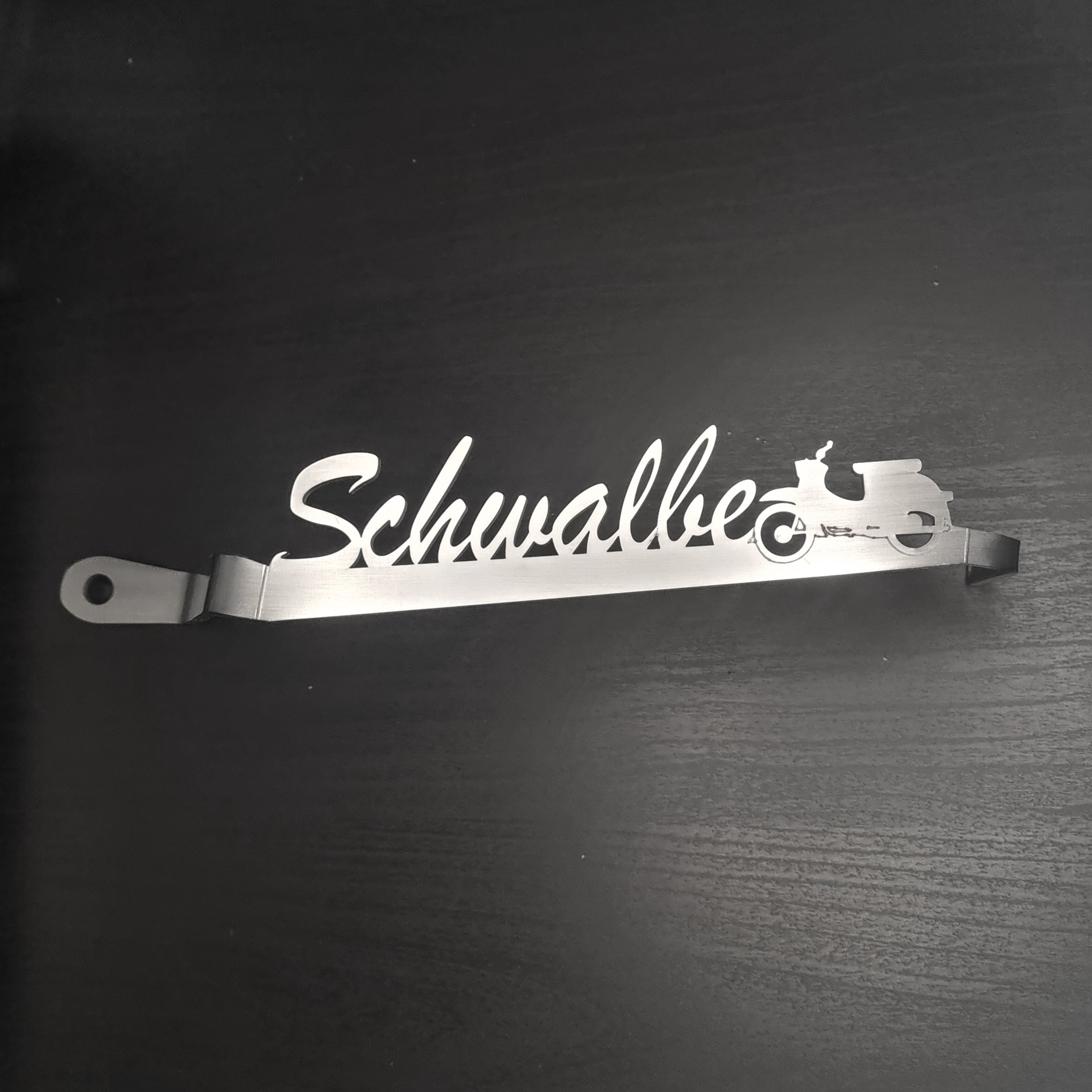 Simson Kennzeichenhalter - "Schwalbe mit Motiv Schwalbe V2" Simson Kennzeichenhalter - "Schwalbe mit Motiv Schwalbe V2"
